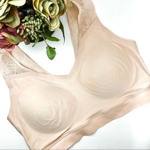 NWOT Chantelle Soft Stretch Padded Bra Top with Lace
